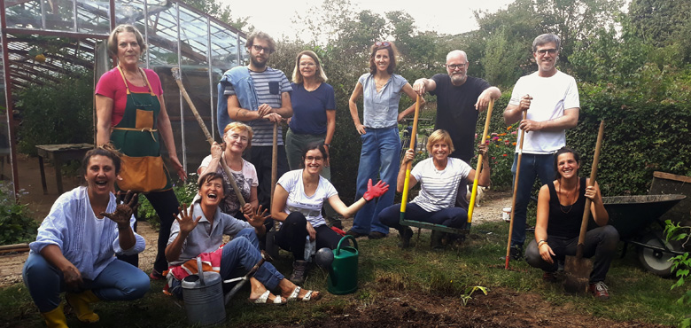 Un cycle centré sur les plaisirs du potager et les gestes respectueux de la terre pour que chacun puisse transformer petit à petit son jardin en oasis de production, de biodiversité et de beauté.